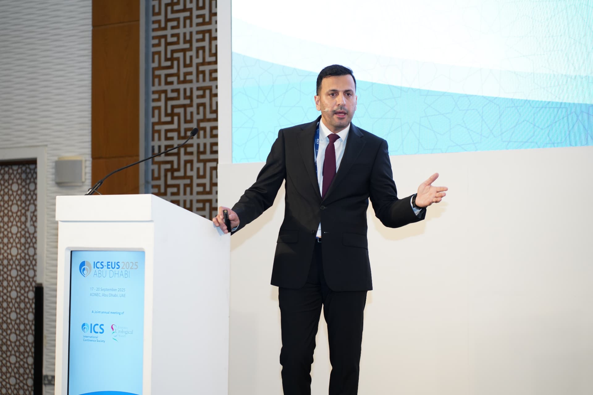 Dr. Farhan presenting at the ICS-EUS 2025 meeting in Abu Dhabi